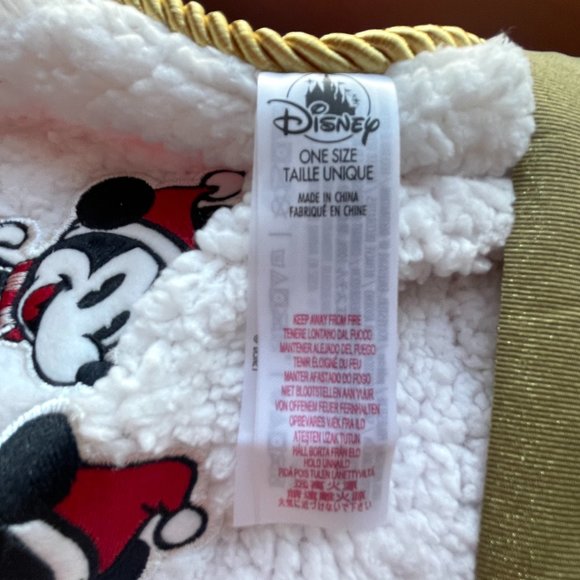New Disney Store Throw Blanket Mickey Minnie Mouse Red White Snowflake NWT - Picture 9 of 14